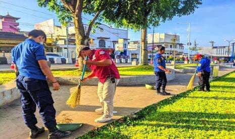 Petugas Gabungan Bersihkan Sampah di Alun-Alun Kota Sukabumi