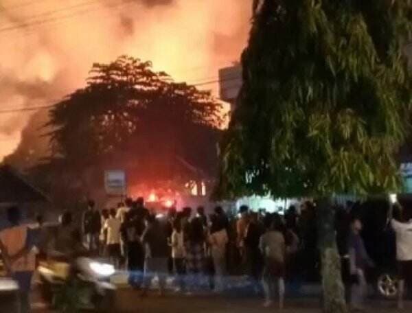 Kebakaran Hebat Melahap Bangunan SD di Jambi