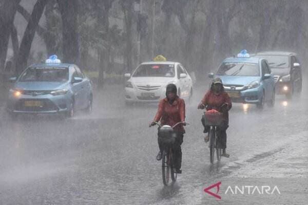 Semoga Tidak Timbulkan Bencana, Cuaca DKI Jakarta Minggu Waspadai Hujan Disertai Petir