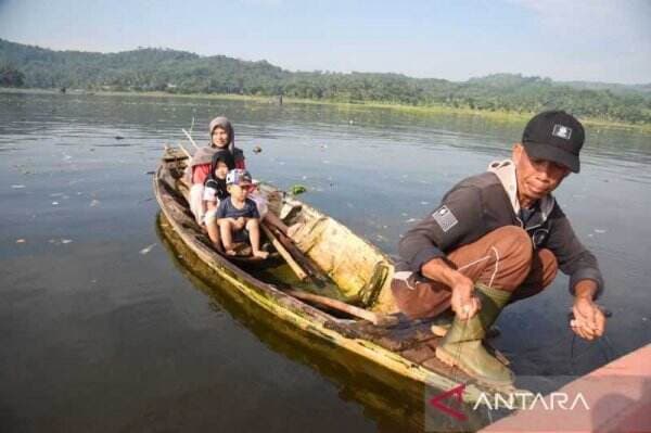 Dedi Mulyadi Tawarkan Hadiah Mengagetkan untuk Keluarga Nelayan di Cianjur Agar Ikut Program Ini