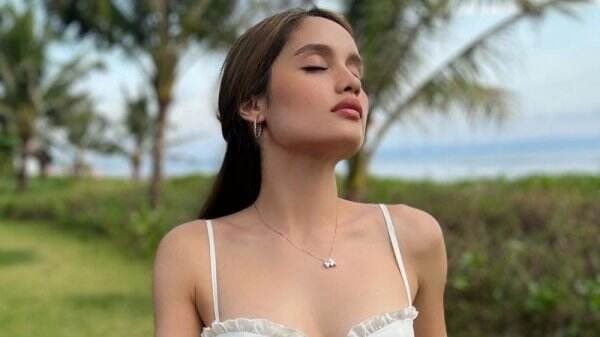 Cinta Laura Pose Pakai Bustier Putih, Body Goals Seksi Mirip Angelina Jolie!