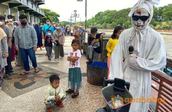 Waspada! Ada Penampakan ‘Pocong’ di Siring Piere Tendean Banjarmasin Waspada! Ada Penampakan ‘Pocong’ di Siring Piere Tendean Banjarmasin