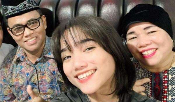 Fuji Dinilai Terkenal tapi Tak Punya Prestasi, Tanggapan H Faisal Mengejutkan: Rezeki Sudah Diatur Fuji Dinilai Terkenal tapi Tak Punya Prestasi, Tanggapan H Faisal Mengejutkan: Rezeki Sudah Diatur