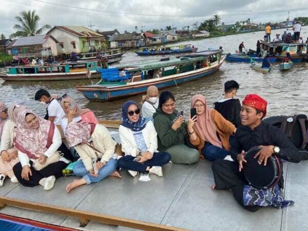 Perkenalkan Budaya Banjar, Pemuda Kalsel Tampilkan Madihin di Atas Sungai Martapura