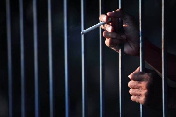 Mantan Penghuni Lapas Bercerita Bagaimana Rokok Menjadi Mata Uang di Penjara