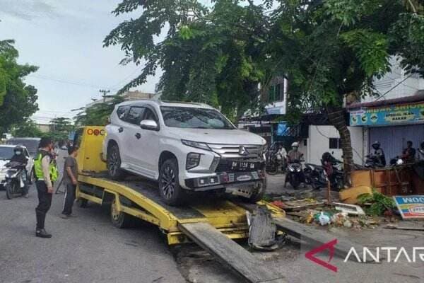 Detik-Detik Kecelakaan di Pekanbaru, Tiang Telkom Ambruk