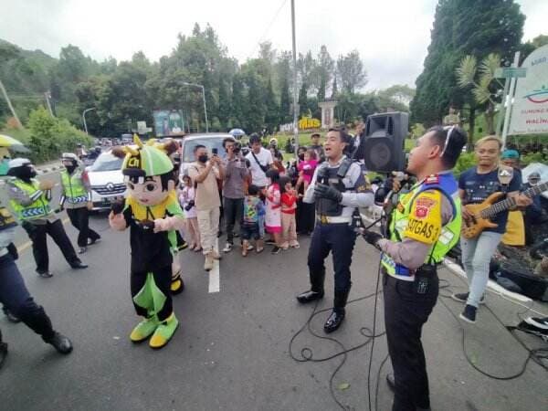 Kocak! Begini Cara Polisi Hibur Wisatawan yang Bete Gegara Macet Arah Puncak Bogor, dari Joget hingga Live Musik
