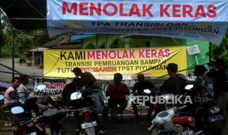 In Picture: Protes Area TPST Piyungan Warga Tutup Akses Kendaraan