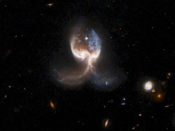 Tabrakan Kosmik Dua Galaksi Terlihat Mirip &#039;Sayap Malaikat&#039; di Luar Angkasa