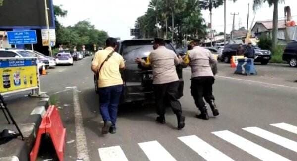 Jepretan Aksi Heroik Polisi Tolong Wisatawan di Puncak Bogor, Belikan Bensin sampai Dorong Mobil
