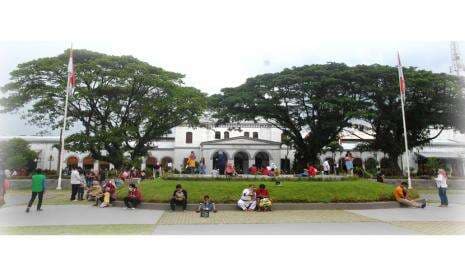 Penjaga Taman Alun-Alun Kota Bogor Kewalahan Tertibkan Pengunjung