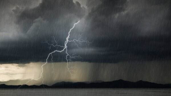 Waspada, Hujan Disertai Petir dan Angin Kencang Ancam Kalsel Hari Ini