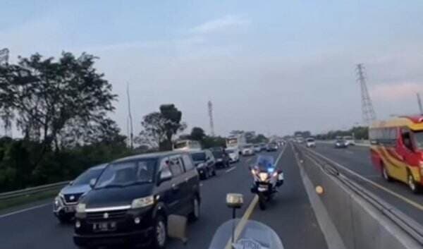 Sejak Pukul 02.30 WIB One Way Di KM 414 GT Kalikangkung Jalan Tol Batang-Semarang Hingga KM 72 Tol Japek Resmi Ditutup