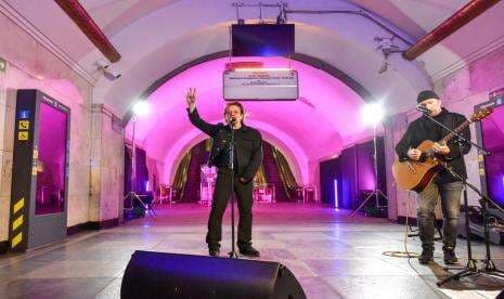 Penuhi Undangan Presiden Ukraina, Bono dan The Edge U2 Gelar Konser di Bomb Shelter Kyiv