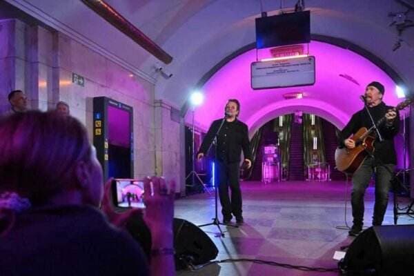 Dukung Ukraina, Rocker Legendaris Bono Muncul di Stasiun Metro Kiev, Bernyanyi Bersama Tentara dan Rakyat Ukraina