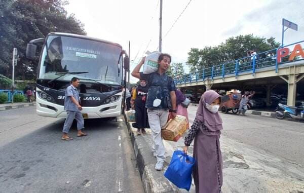 Arus Balik di Terminal Kampung Rambutan Masih Ramai
