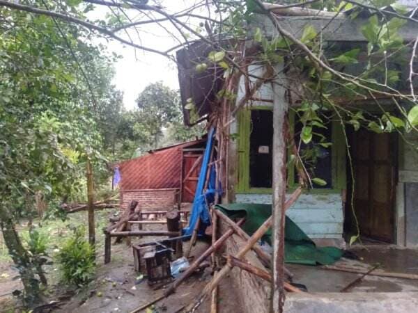 Puluhan Rumah dan Atap Sekolah Dasar Rusak Parah Akibat Puting Beliung di Lebak