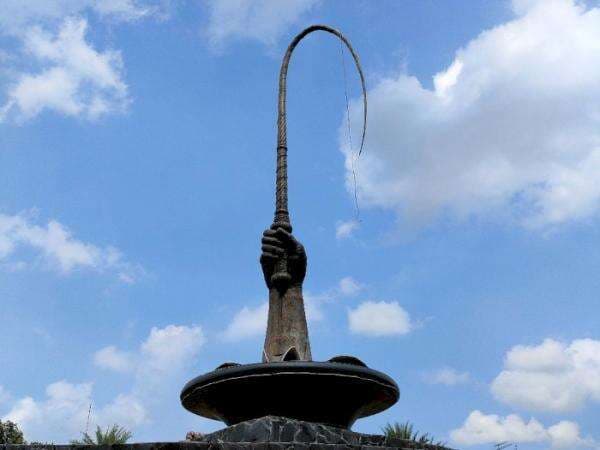 Ada ‘Cambuk Raksasa’ di Blitar, Konon Bisa Membelah Erupsi Gunung Kelud Ada ‘Cambuk Raksasa’ di Blitar, Konon Bisa Membelah Erupsi Gunung Kelud