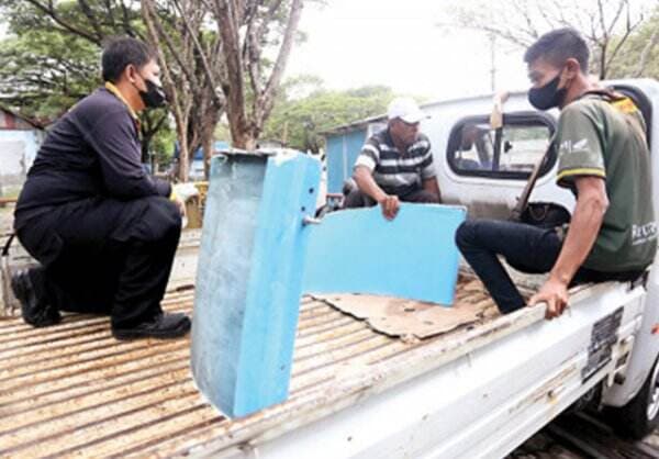 Tim Labfor Polda Periksa Material Water Slide dari Kenpark Surabaya