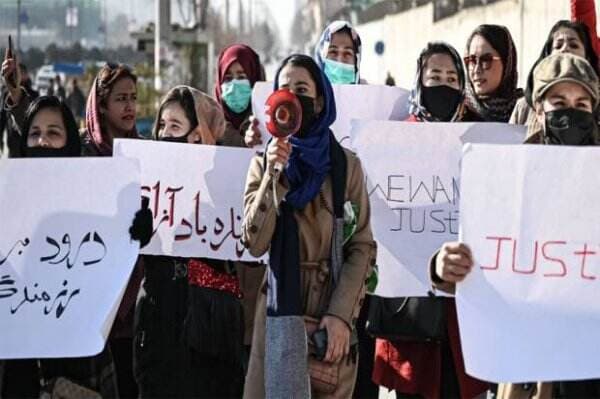 Wanita Afghanistan Protes Aturan Taliban Soal Kewajiban Pakai Burqa
