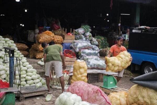 Potret Aktivitas Pedagang di Pasar Induk Kramat Jati Kembali Normal