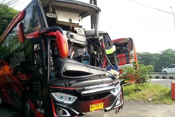 Gila! Empat Bus, Satu Truk dan Sebuah Minibus Terlibat Kecelakaan Maut di Tol Solo-Ngawi KM 513 +800, Begini Penanganannya