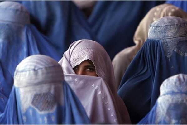 Perempuan Afghanistan Bergerak, Demo Besar-besaran Tolak Kewajiban Pakai Burqa