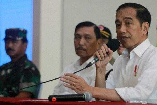 Pengamat Ungkap Makna Ekspresi Bahagia Luhut di Belakang Jokowi