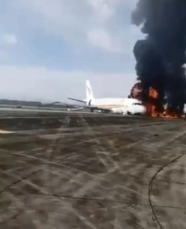 Pesawat Terbakar Setelah Tergelincir di Landasan, Setidaknya 40 Orang Terluka