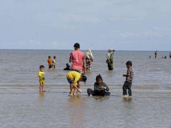 Pantai Ulingan, Wisata Hemat Budget di Derawan Modalnya Cuma Bawa Badan! Pantai Ulingan, Wisata Hemat Budget di Derawan Modalnya Cuma Bawa Badan!