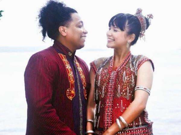 Cantiknya Indah Permatasari Pakai Baju Adat saat Syukuran Pernikahan di Kampung Suami Cantiknya Indah Permatasari Pakai Baju Adat saat Syukuran Pernikahan di Kampung Suami