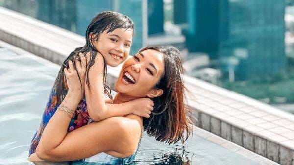 5 Potret Seksi Gisel Pakai Swimwear Biru, Gemas Berenang Bareng Gempi di Singapura! 5 Potret Seksi Gisel Pakai Swimwear Biru, Gemas Berenang Bareng Gempi di Singapura!