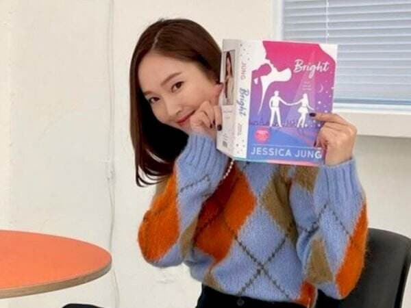 Jessica Jung Singgung SNSD Soal Pemecatannya dari Grup di Novelnya, SONE Ambil Sikap