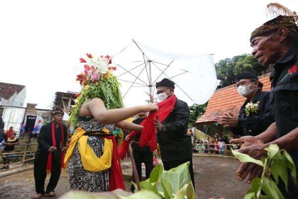 Wabup Sugirah Ikut Ritual Adat Seblang, Beri Pesan Penting Wabup Sugirah Ikut Ritual Adat Seblang, Beri Pesan Penting