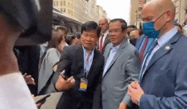 Duh, PM Kamboja Hun Sen Dilempar Sepatu saat Kunjungan di AS