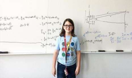 Elliott Tanner, Gadis Ini Dapatkan Gelar Sarjana Fisika di Usia 13 Tahun