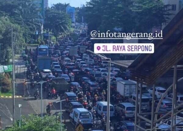 Penampakan Kemacetan Parah Jalan Raya Serpong Tangerang Pagi Ini