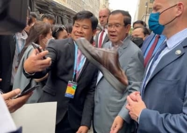 Waduh! PM Hun Sen "Disambit" Sepatu oleh Emigran Pensiunan Tentara Kamboja Saat Berada di Washington DC