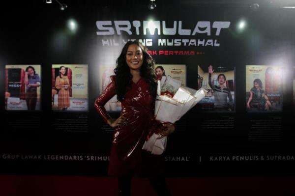 Potret Cantik Erika Carlina, Artis yang Dalami Karakter Djujuk di Film Srimulat: Hil Yang Mustahal Potret Cantik Erika Carlina, Artis yang Dalami Karakter Djujuk di Film Srimulat: Hil Yang Mustahal