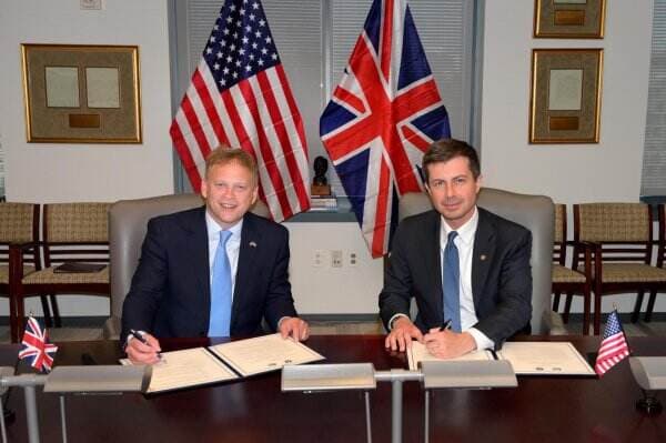 Inggris dan AS Sepakat Kerjasama Kembangkan Penerbangan Luar Angkasa Komersial