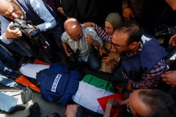 Bentrokan Massa dengan Polisi Israel di Pemakaman Jurnalis Al Jazeera, Belasan Orang Terluka