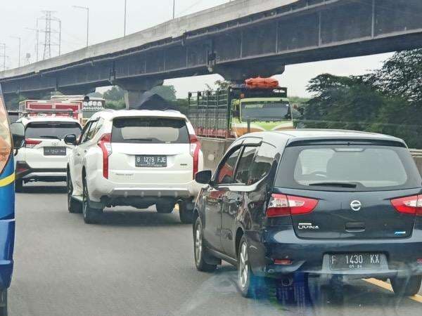 Antre Panjang! Tol Jakarta-Cikampek Arah Bandung Macet Lebih dari 15 Km