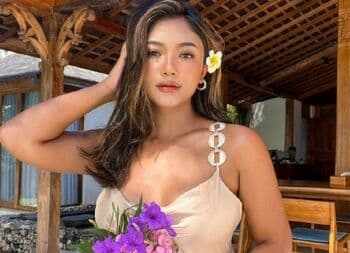 Potret Seksi Marion Jola Sarapan di Kolam Renang, Netizen: Bikin Halu