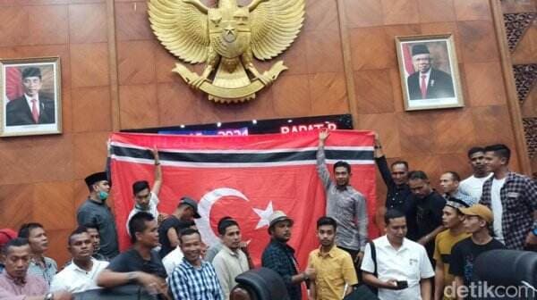 Bulan Bintang Dikibarkan saat Pon Yahya Dilantik sebagai Ketua DPR Aceh