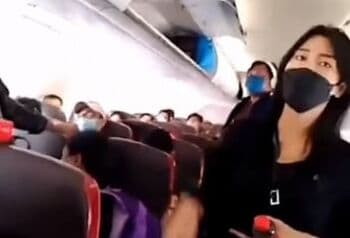 Viral Gadis Muda Debat dengan <i>Emak-Emak</i> di Pesawat, Ngomong Kasar Bikin Warganet Murka