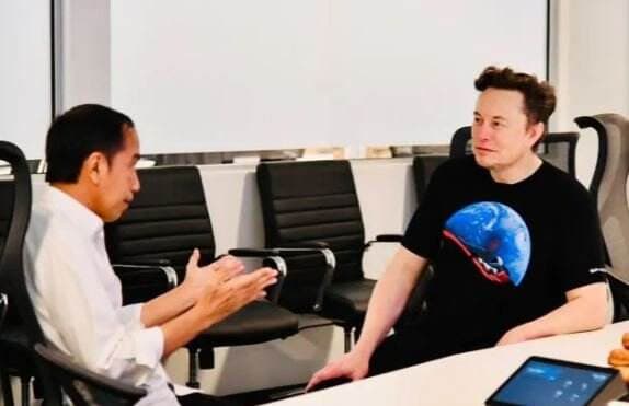 Gaya Santai Elon Musk saat Bertemu Jokowi di Pabrik Roket SpaceX, Cuma Pakai Kaos Hitam Bergambar Astronot