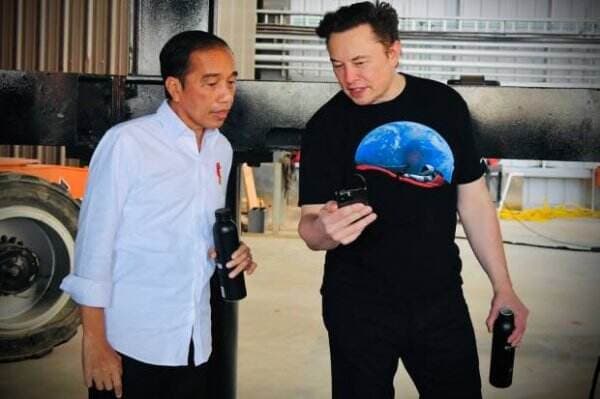 Santai, Elon Musk Hanya Pakai Kaos Oblong Temui Presiden Jokowi
