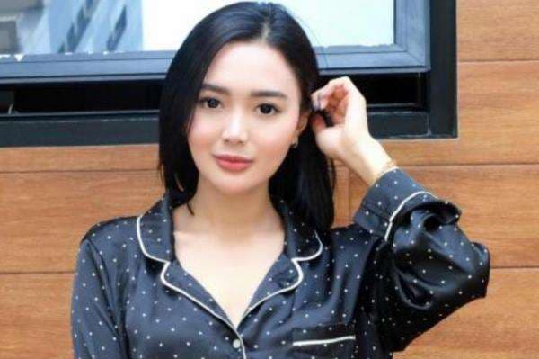 Intip Pesona Wika Salim Berbalut Baju Tidur, Menggoda dengan Backless Dress Intip Pesona Wika Salim Berbalut Baju Tidur, Menggoda dengan Backless Dress