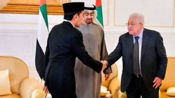 Jokowi Bertemu Presiden Palestina Mahmoud Abbas saat Takziah di Abu Dhabi