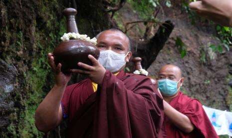 Ribuan Penganut Buddha Arak-arakan dari Candi Mendut ke Borobudur